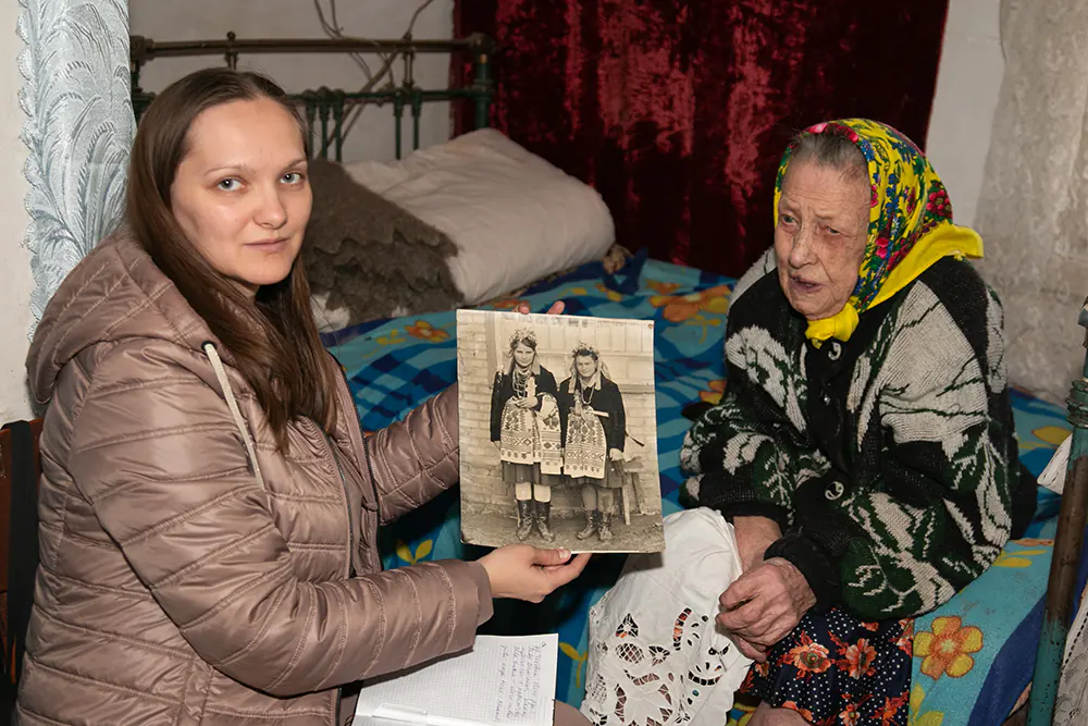 Онисія Репало показує своє весільне фото