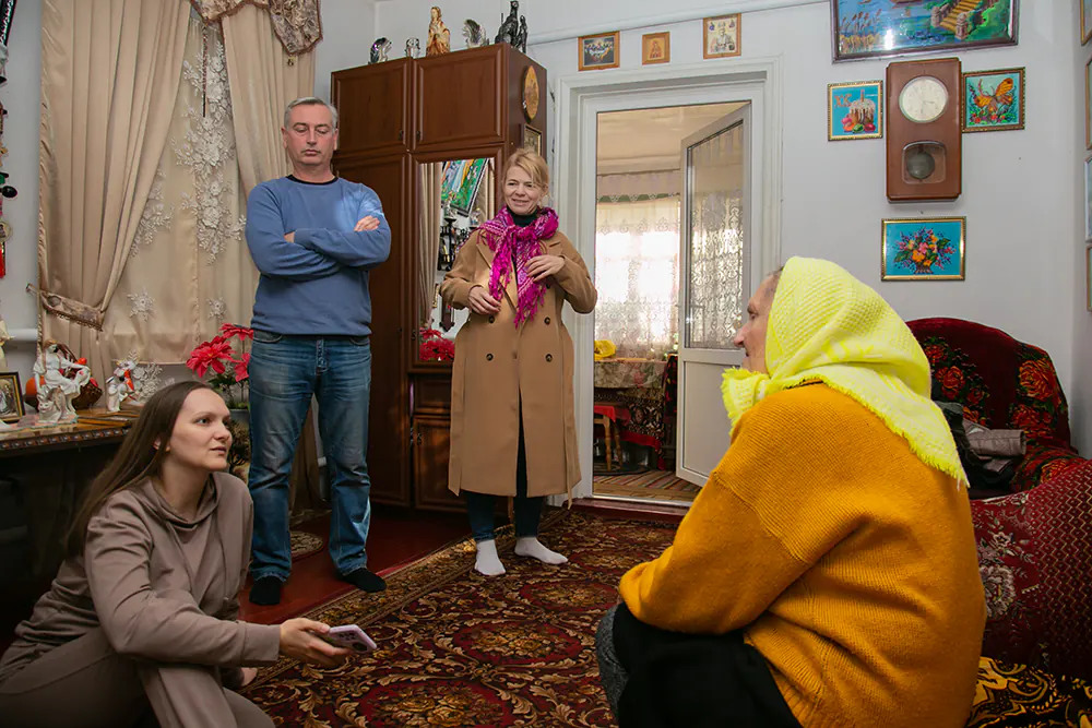Світлана Листюк, Ігор Крушеницький, Світлана Буланова під час експедиції