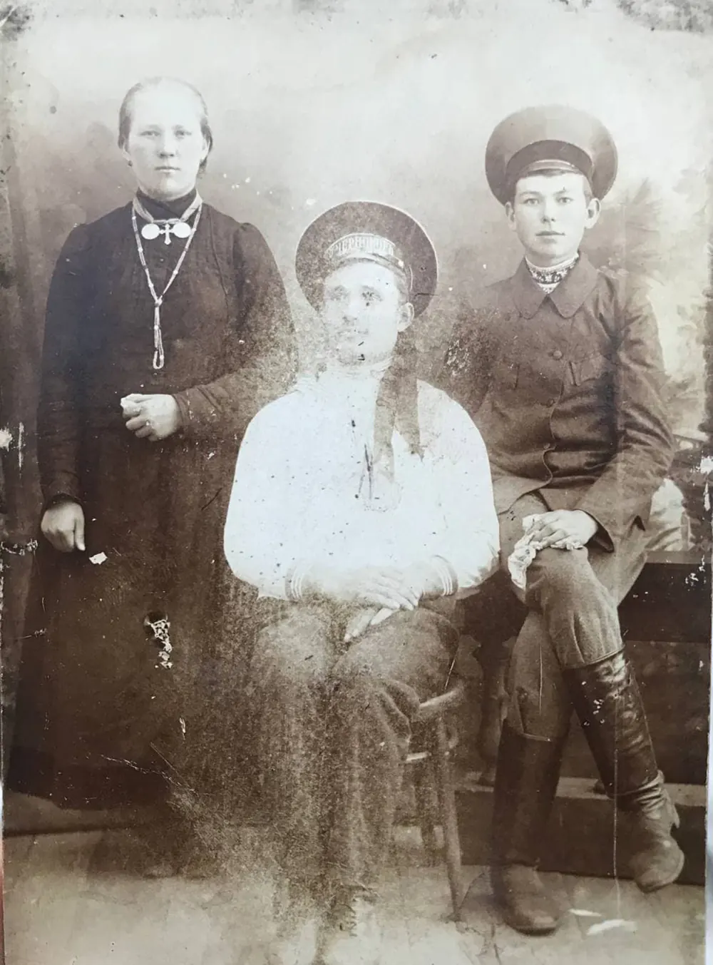 На фото Ярина Паламаренко (в дукачах). Світлина із села Триліси Олександрівської ТГ