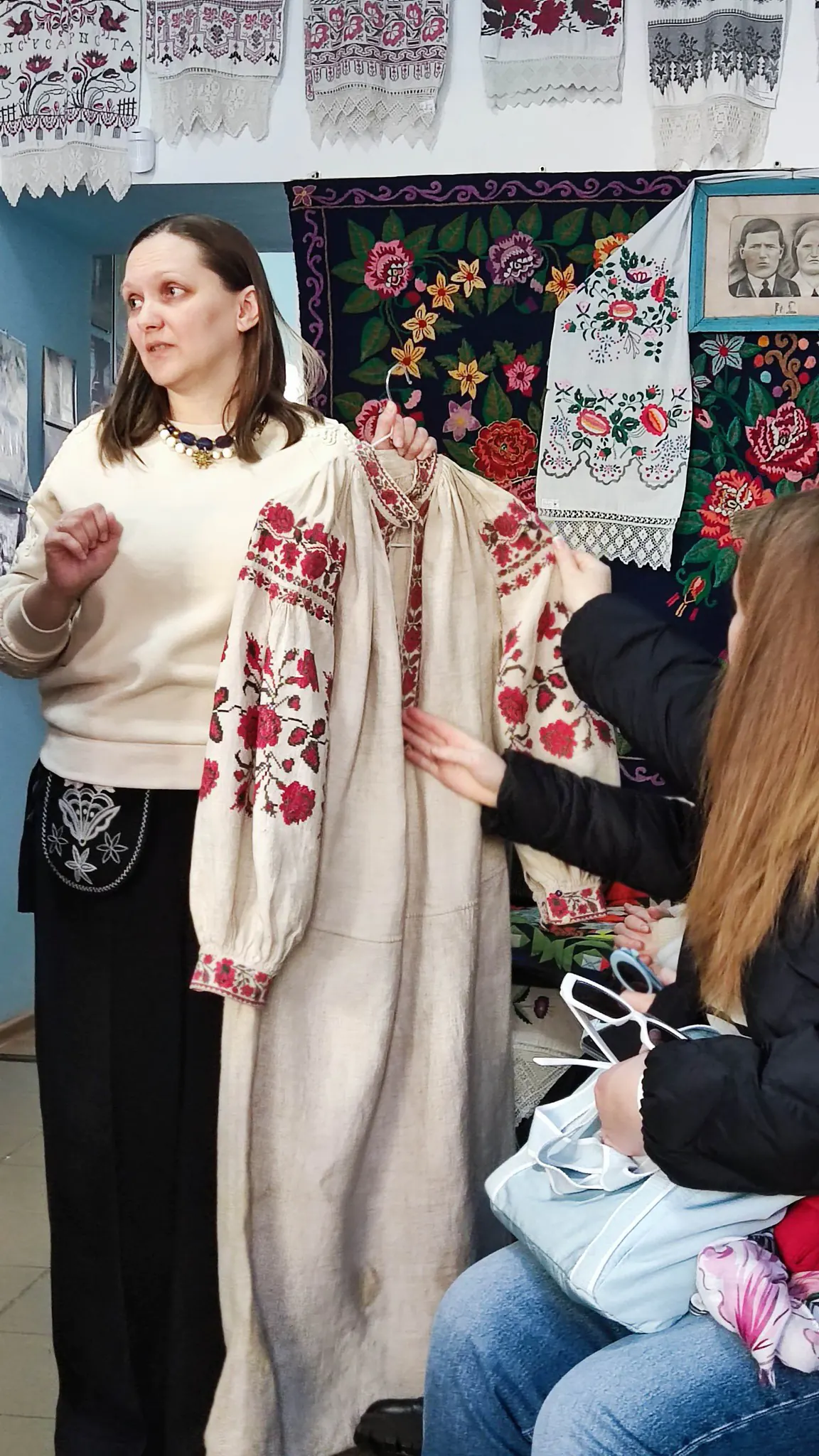 У творчій майстерні Баби Єльки" рідні військових вчилися декоруванню вибійкою