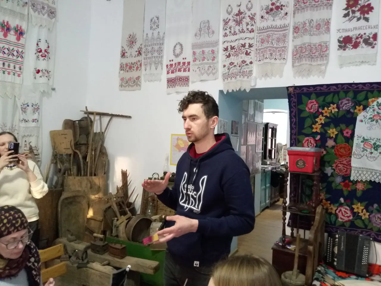 У творчій майстерні Баби Єльки" рідні військових вчилися декоруванню вибійкою