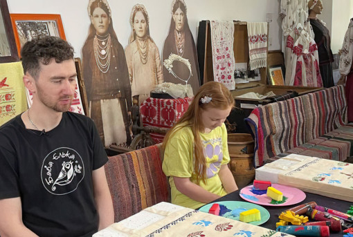 Майстер-клас iз вибiйкарства: «Баба Єлька» створила навчальне вiдео для шкiльних скриньок