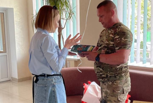 "Бабині рибулі" пішли в люди: 200 примірників збірки колискових Кропивниччини передали в пологовий будинок