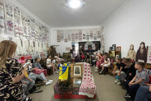 Традиційні танці, ігри й веснянки Кіровоградщини: “Баба Єлька” зняла відеоурок для освітніх закладів Кропивницької громади