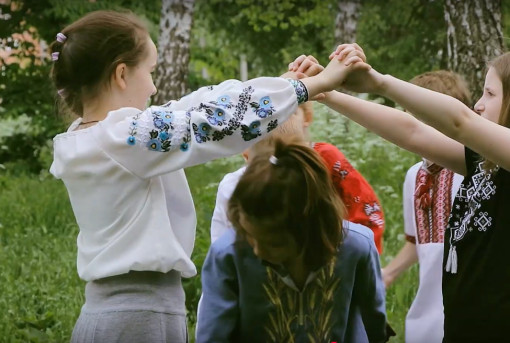 Скринька баби Єльки для шкіл майже готова: команда представила фінальний урок про традиційні танці