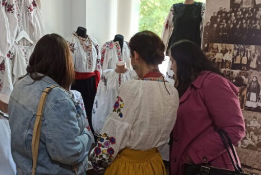 “Баба Єлька” презентувала нову локацію та традиційні народні сорочки