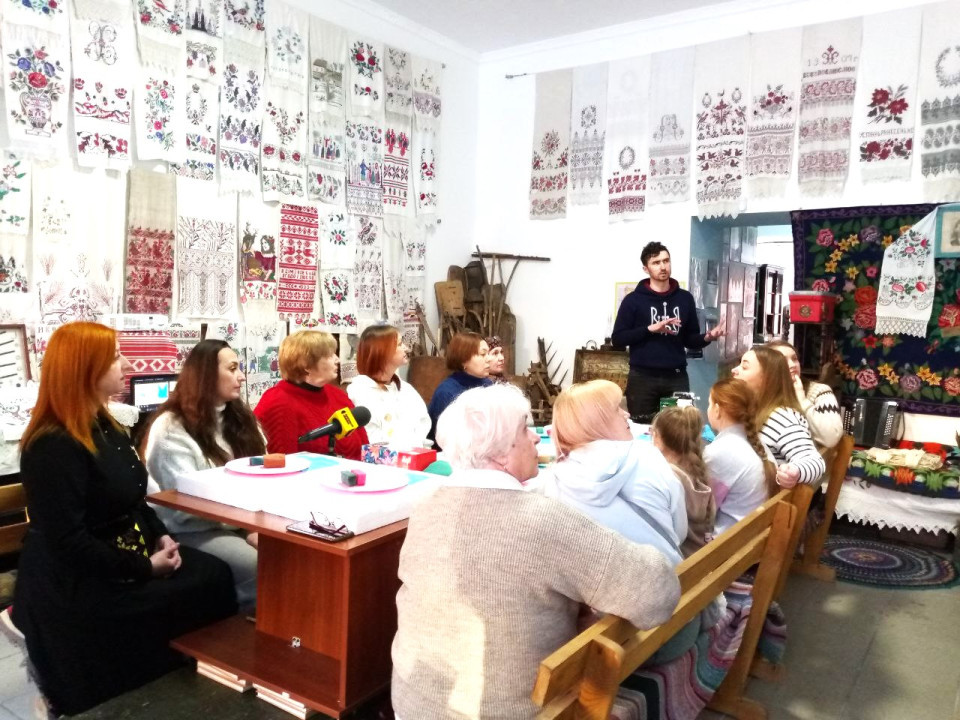 У творчій майстерні Баби Єльки" рідні військових вчилися декоруванню вибійкою