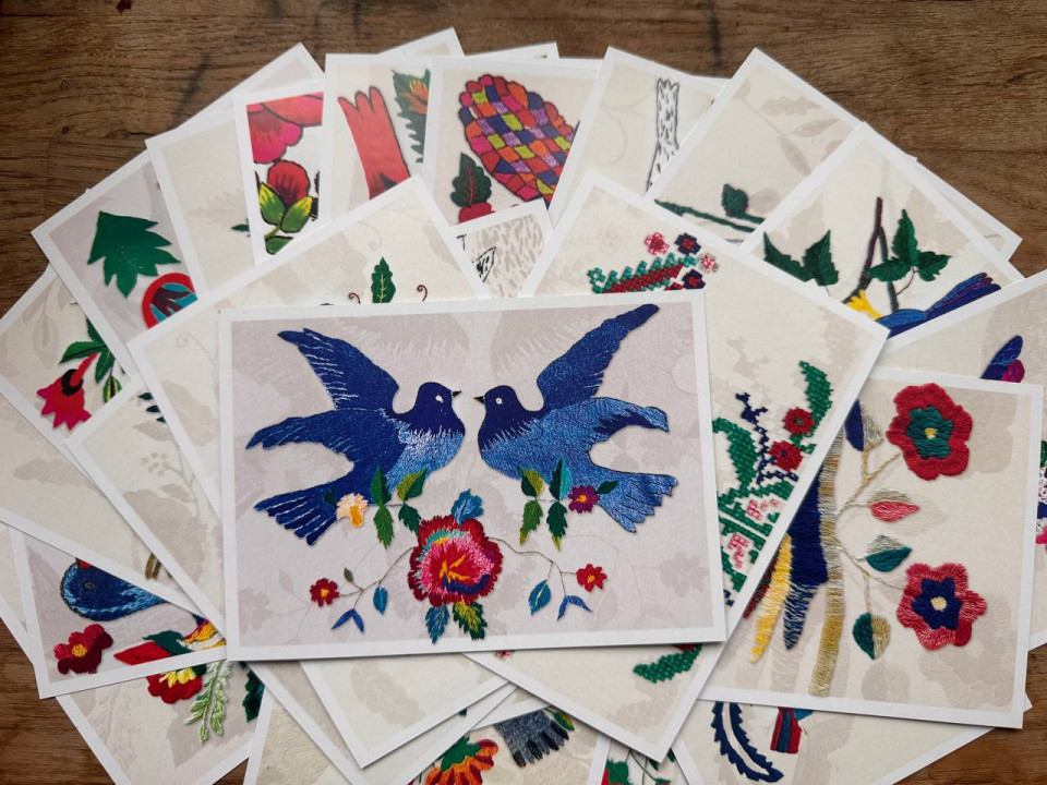 "Баба Єлька" видала листівки з птахами з рушників