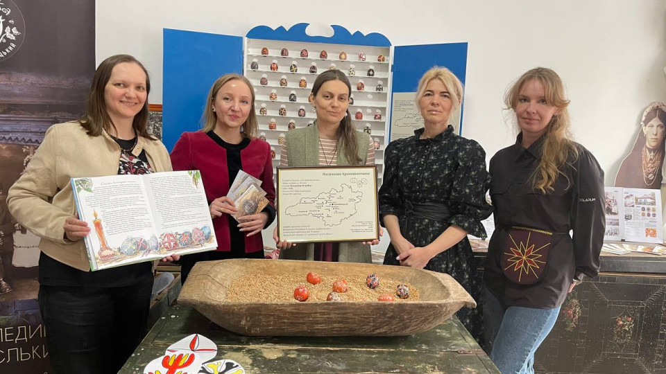 «Баба Єлька» презентувала колекцію з 75 писанок Кропивниччини